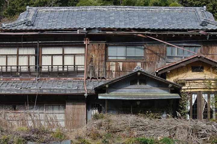 Uma consequência problemática do fato de haver tantas casas abandonadas é o aumento dos riscos à segurança em situações de desastres naturais.
- Reprodução do Youtube