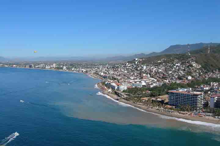 Puerto Vallarta, México: É um dos destinos turísticos mais populares do país e está situado no litoral Pacífico. O bungee-jumping da baía de Banderas mergulha de uma plataforma situada sobre uma falésia com 37 metros de altura, frente às belas águas esverdeadas.