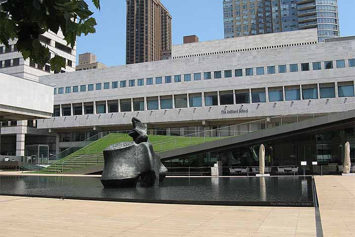 Sediada no Lincoln Center, na cidade de Nova York, a Juilliard School é uma instituição de ensino superior de Música, Dança e Dramaturgia. 
