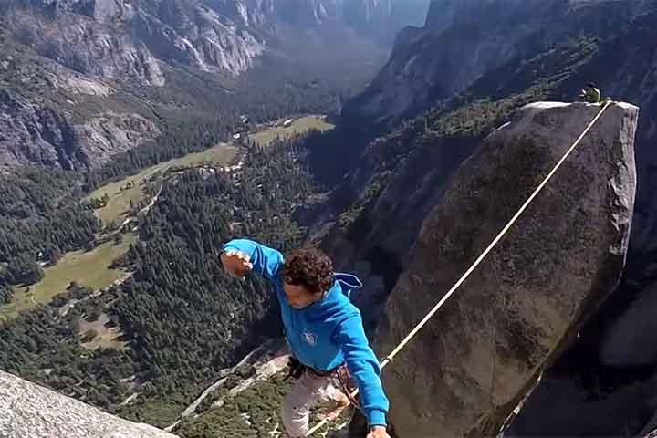 Caio Afeto fez a travessia de highline free solo sobre uma fita de 2,5 centÃ­metros entre duas pedras distantes 17 metros uma da outra. 

