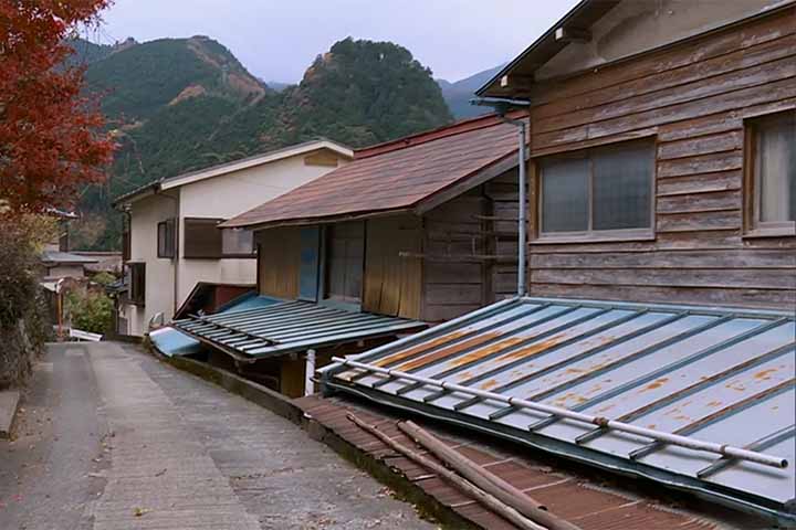 Estudiosos da Universidade de Tóquio dizem que é preciso haver políticas públicas que aproveitem os espaços ocupados por essas casas abandonadas para criar novas estruturas que tragam proveito à comunidade. 
- Reprodução de vídeo CBS NEWS