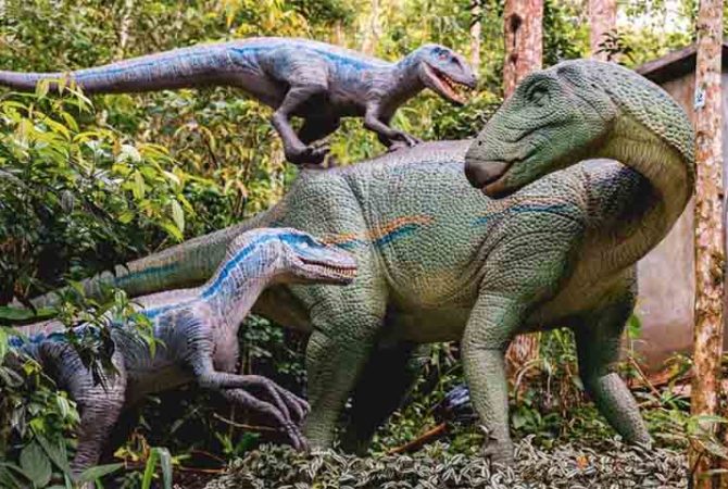 Conheça parque com dinossauros em tamanho real e ambiente imersivo no Rio