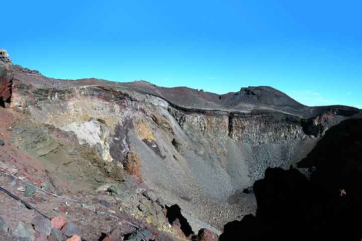 <p>A ladeira do Monte Fuji está cheia de santuários budistas, arcos torii e outros elementos da cultura nipônica. Existem oito picos, aliás. Ele tem um antigo edifício com um radar, todos acessíveis bastando aos visitantes circular em torno da cratera.</p>
