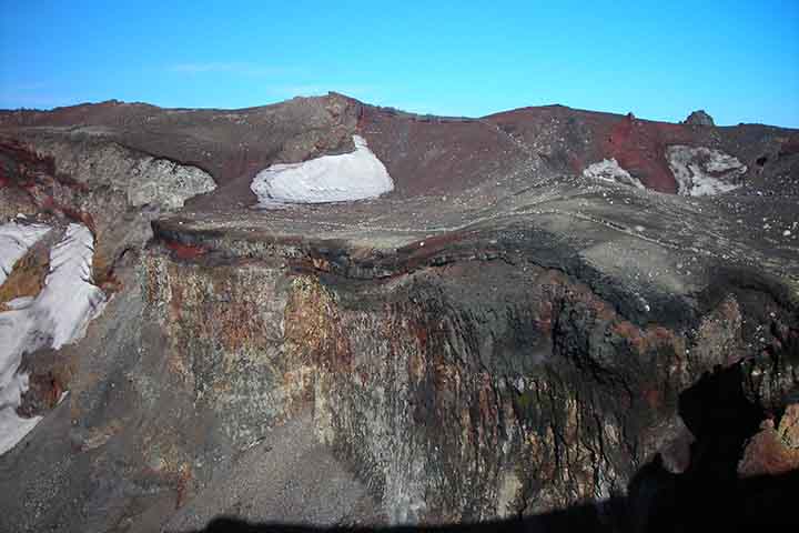 <p>O Monte Fuji localiza-se num ponto de encontro da placa Euroasiática a Placa de Okhotsk e da Placa das Filipinas, sendo estas placas que formam as partes do Japão e a península de Izu, respetivamente.</p>
