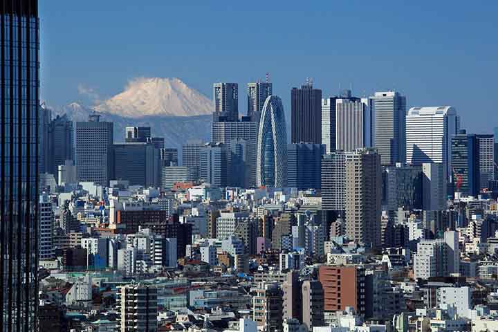 <p>Para chegar ao Monte Fuji, o visitante pode viajar de carro até os acessos Kawaguchiko, Gotemba e Fuji. Também de ônibus, com o expresso desde Tóquio até Kawaguchiko e depois de apanhar um autocarro para o destino final.</p>
