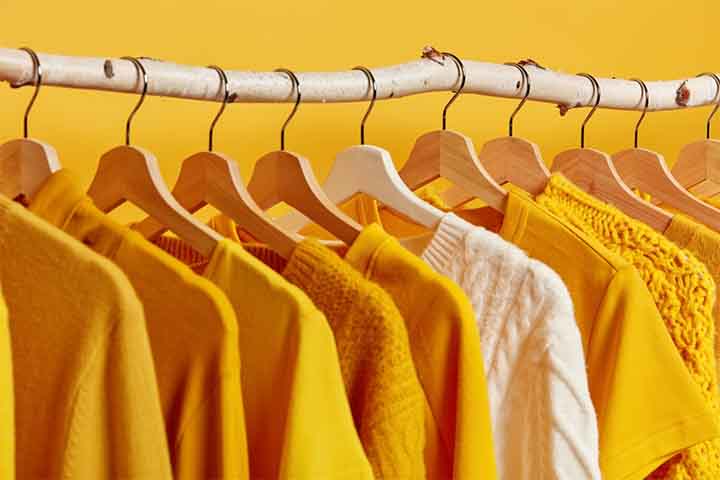 Quando o quadrado apresenta trÃªs linhas na vertical, significa que a roupa deve ser seca no cabide, ou seja, nÃ£o pode ser torcida e nem pendurada diretamente no varal.