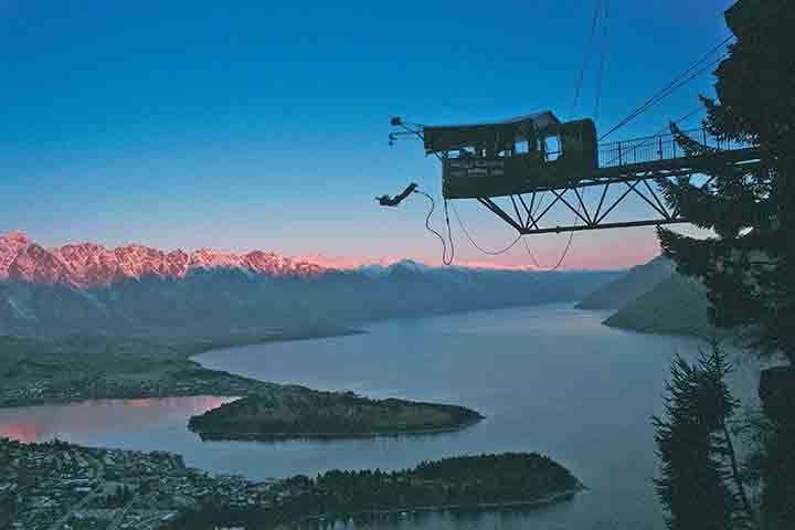 Nova Zelândia - Conhecida pelo bungee jumping e esportes de aventura. Rotorua oferece trilhas desafiadoras para mountain bike. O rafting nos rios turbulentos garante adrenalina.