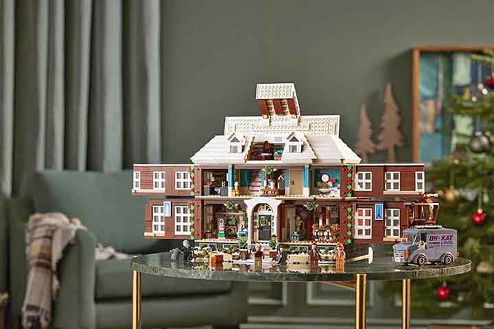 A partir disso, a Lego expandiu sua linha de produtos, criando temas como cidades, castelos, espaço, piratas, e, mais recentemente, séries inspiradas em franquias famosas, como Star Wars, Harry Potter, e Marvel.