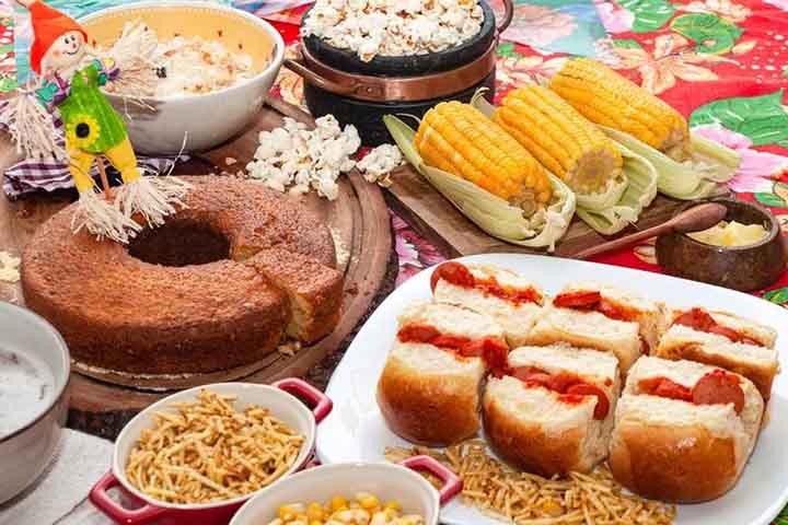 Por fim, além de cozido em si, outras comidas derivadas desse grão, como canjica, pamonha, pipoca, curau e o bolo de milho ou fubá, são servidas durante os festejos juninos e julinos.-  Divulgação