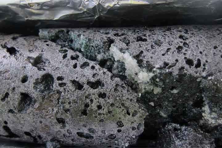 A estrutura abaixo do solo islandês tem como principal componente o basalto, rocha de origem vulcânica que se encaixa à perfeição na necessidade de armazenar o CO2. 
