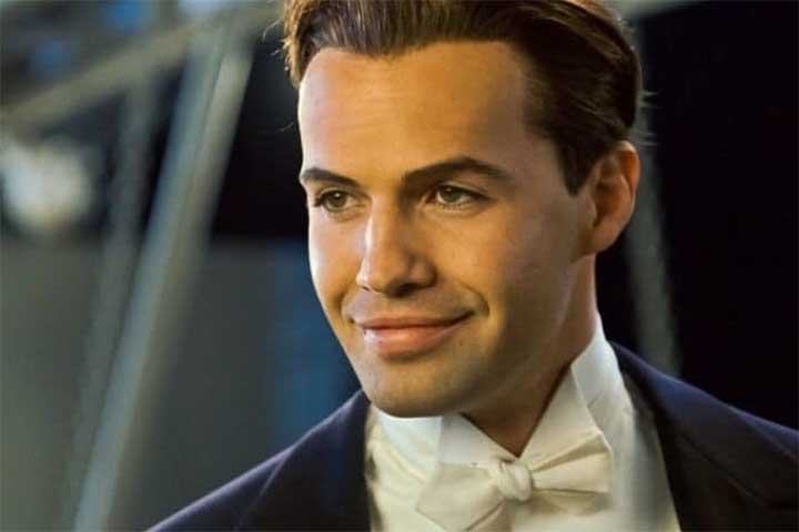 <p>Billy Zane – Nascido em Chicago, Illinois, em 24/2/1966, descende de gregos pelos dois lados da família, ligados a imigrantes que chegaram à América do Norte no século XX. Suas origens helênicas aparecem nos sobrenomes da família.</p>
