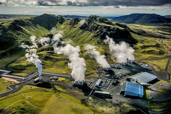 A usina é movida a energia geotérmica, matriz limpa que predomina na Islândia.

