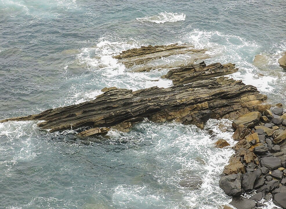 O cÃ¢nion de AvilÃ©s comeÃ§a a uma profundidade de apenas 12 metros na chamada Costa CantÃ¡brica, mas se estende por 78 km e no ponto mais profundo alcanÃ§a os incrÃ­veis 4.700 metros abaixo da superfÃ­cie que fazem com que ele tenha o recorde. 