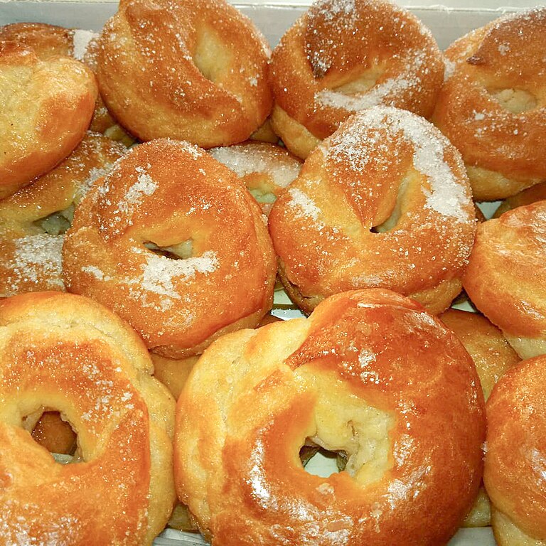 6) Almojábana (Colômbia e Porto Rico): Este pão é conhecido por sua textura leve e macia e seu sabor levemente adocicado. Os ingredientes incluem farinha de milho, queijo fresco, ovos, leite e açúcar. -wikimedia commons La Guaflería