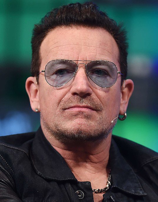 <p>Bono – Nascido em 10 de maio de 1960, em Dublin, na Irlanda, o vocalista da banda U2 se chama Paul David Hewson. O apelido surgiu na adolescência, dado por seu amigo Guggi, inspirado em “Bonavox”, expressão em latim que significa “boa voz” e também nome de uma loja de aparelhos auditivos em Dublin. O apelido foi encurtado para Bono.</p>
