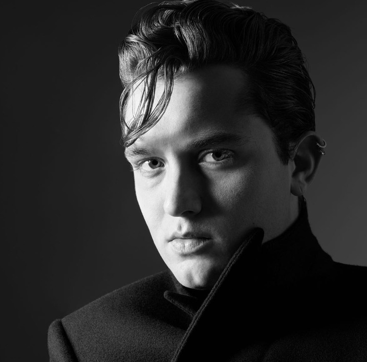 Nascido em 6 de outubro de 1996 em Westminster, Londres, ele é tão parecido com o pai que entrou no elenco de 