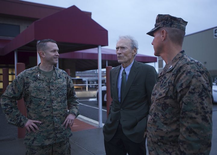 Em 1950, Eastwood foi chamado pelo exército americano para ir para a Guerra da Coreia, mas, depois que seu avião sofreu uma queda, ele ficou gravemente ferido e precisou passar seis meses prestando depoimentos sobre o acidente.