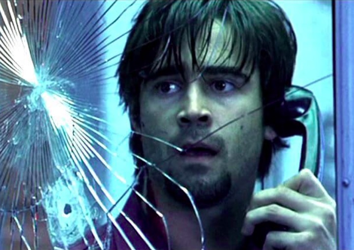 Em 2002, Farrell encarna o publicista Stuart Shepard em "Por Um Fio". Na trama, ele fica preso em uma cabine telefônica enquanto está sob a mira de um atirador. - reprodução