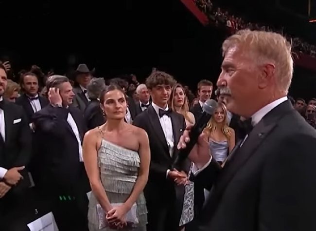 Kevin Costner se emociona após ter seu filme aplaudido por 10 minutos no Festival de Cannes