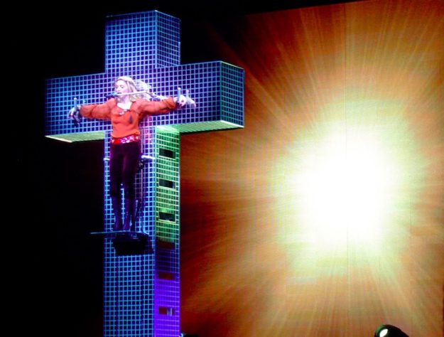 Madonna leva religiosidade para shows