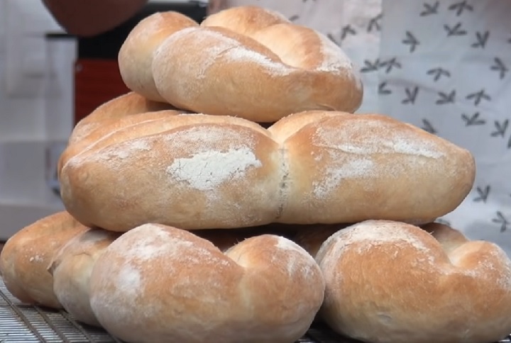 A Marraqueta é comumente consumida com manteiga, queijo, abacate (palta), geleia ou frios, e também é usada para fazer sanduíches.-reprodução 