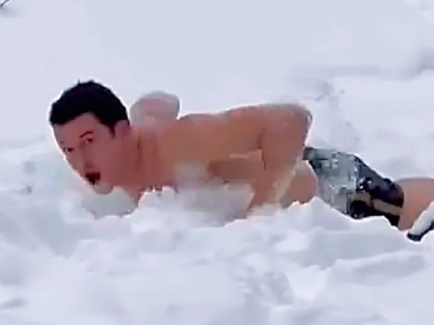 Orlando Bloom se joga na neve para comemorar aniversário de 47 anos