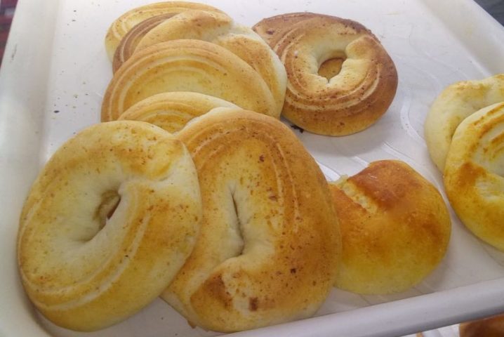 O Pan de Queso é mais macio e leve, enquanto o pão de queijo brasileiro tende a ser mais crocante e firme.-wikimedia commons Ahoraes