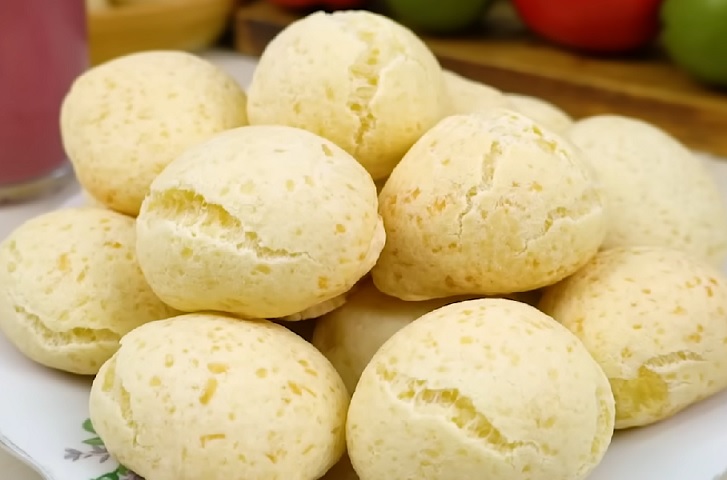 Ele é feito com base em fécula de mandioca (polvilho azedo), queijo fresco ralado, leite, ovos, manteiga e sal, resultando em um pão leve, saboroso e nutritivo.-reprodução