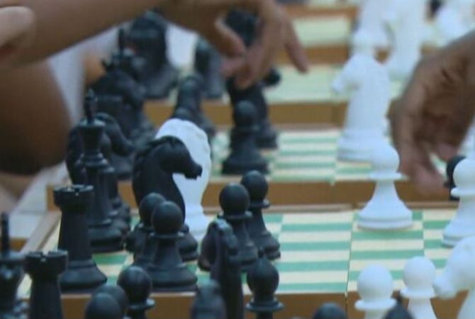 Alunos jogam xadrez para desenvolver raciocínio lógico