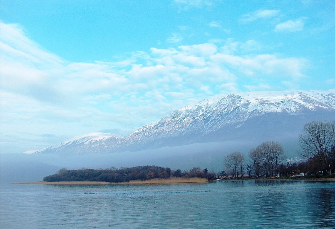 O Lago Ohrid, na fronteira da Albania com a MacedÃŽnia, Ã© uma das reservas biolÃ³gicas mais importantes do mundo. Mais de 200 espÃ©cies que nÃ£o existem em nenhum outro lugar do mundo vivem no lago.