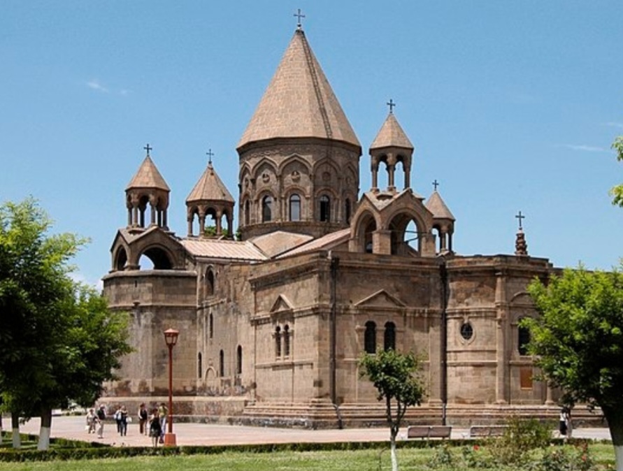 A catedral de Echemiazim, na cidade de Valarsapate, na Armênia, é considerada a mais antiga do mundo. Foi construída em 1011 onde havia originalmente uma igreja erguida no ano 303 pelo santo protetor do país, Gregório, o Iluminador.