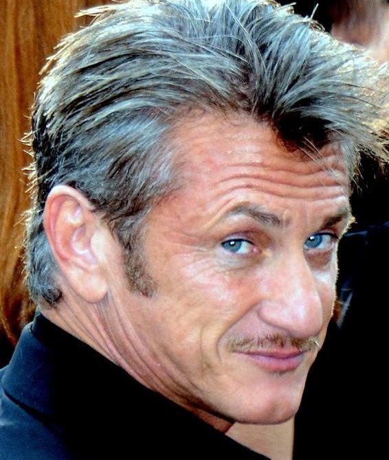 Filho do diretor Leo Penn e da atriz Eileen Ryan, Sean Penn cresceu em um ambiente artístico. Seu irmão, Michael Penn, era músico. - wikimedia commons Georges Biard