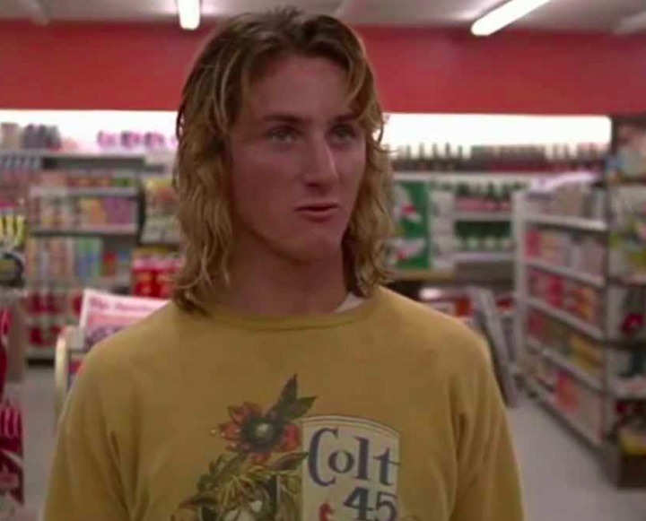 Em 1982, Sean Penn protagonizou seu primeiro filme, a comédia "Picardias Estudantis". A trama aborda as aventuras de um grupo de estudantes do ensino médio do sul da Califórnia. - reprodução