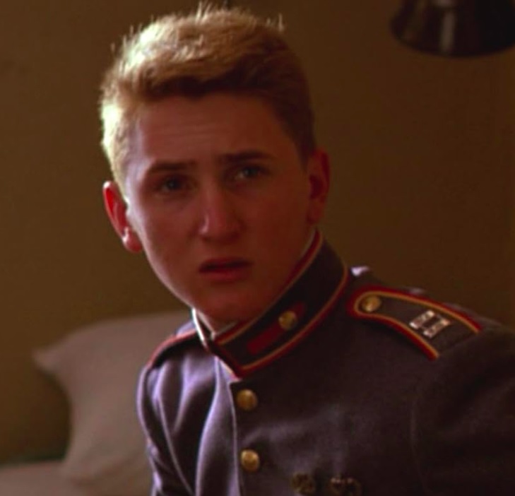 Depois de pequenos papéis em filmes para a TV, Sean Penn só surgiu nos cinemas em 1981, com o drama militar "Toque de Recolher". - reprodução