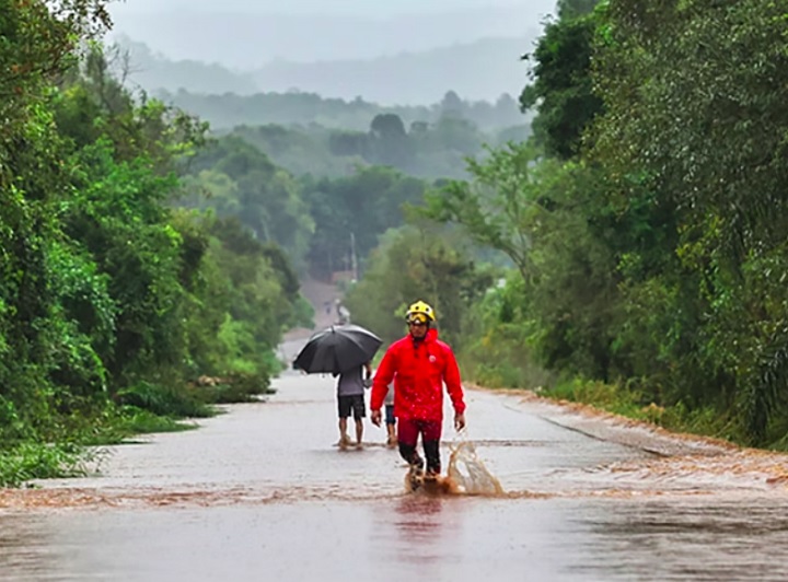 "Enquanto fator de estresse ambiental, as alteraÃ§Ãµes climÃ¡ticas tÃªm o diferencial de serem uma ameaÃ§a real em curso e em desenvolvimento", disse ela.-Lauro Alves/ Secom