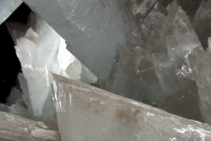 Desde que a mineração começou em 1974, várias cavernas de cristais foram descobertas, mas essa continua sendo uma das mais populares.