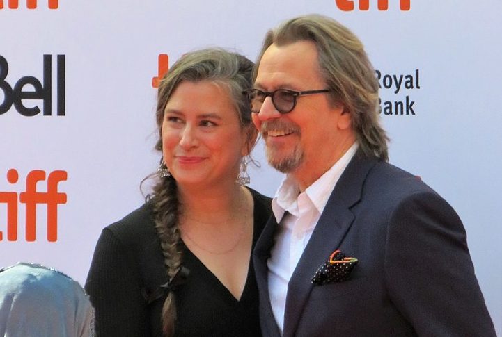 Depois, Oldman foi casado de 2008 a 2015 com a cantora e produtora Alexandra Edenborough. Em 2017, o ator iniciou seu quinto matrimônio, com a escritora e curadora de arte Gisele Schmidt, com quem está junto até hoje.
-flickr GabboT