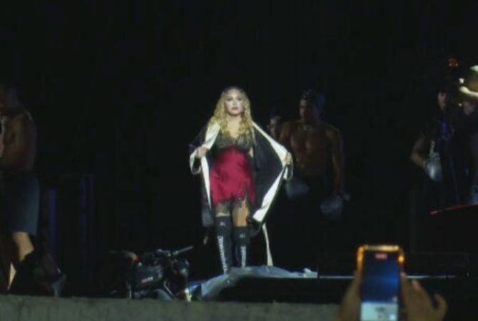 Madonna promove ensaio em Copacabana e leva fãs à loucura