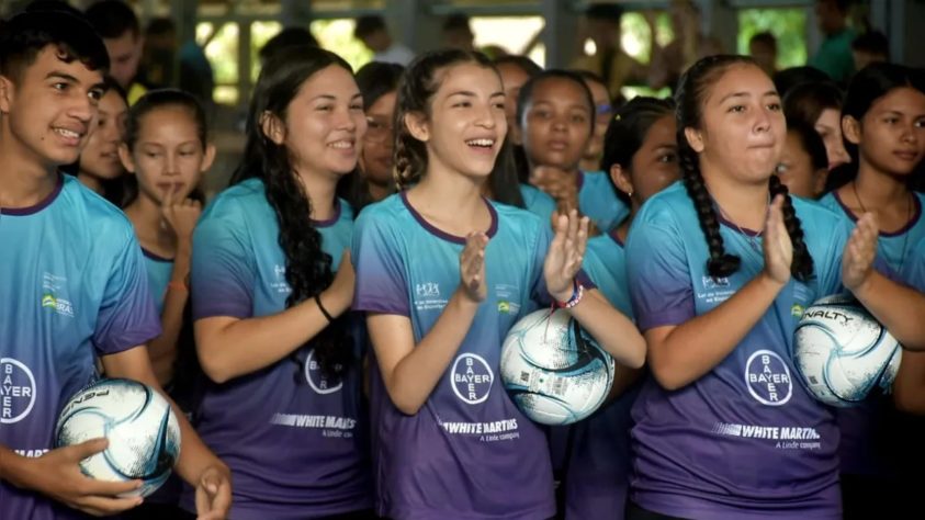 Paixão por esporte muda vida de mãe e filha em projeto social