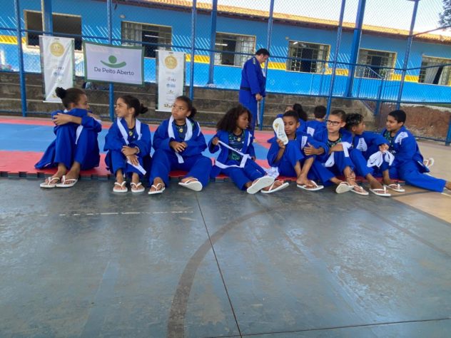 Paixão por esporte muda vida de mãe e filha em projeto social