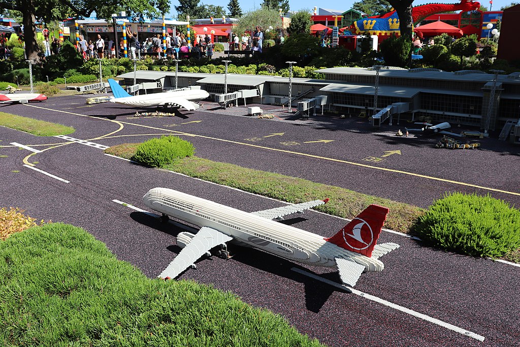 Entre as miniaturas de tijolos de plÃ¡stico em exibiÃ§Ã£o na Miniland estÃ£o um aeroporto e uma reproduÃ§Ã£o de 5,5 metros do maior arranha-cÃ©u do mundo, o Burj Khalifa, de Dubai, nos Emirados Ãrabes Unidos.
