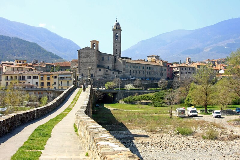 Em 2011, a historiadora Carla Glori sustentou que a cordilheira e a ponte retratadas na obra estão na pequena cidade medieval de Bobbio. 

-Alessandro Vecchi/Wikimedia Commons