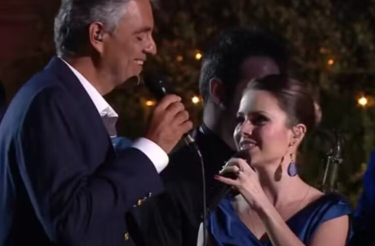 Sandy também fez duetos especiais com Bocelli nos shows. Foi a terceira vez que a cantora se apresentou ao lado do italiano. 

