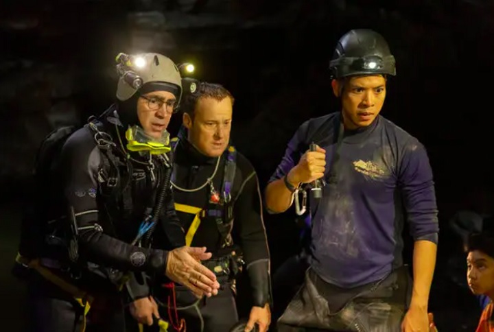 No mesmo ano, Farrell faz um dos socorristas no drama "Treze Vidas: O Resgate", dirigido por Ron Howard, que conta a história dos meninos que ficaram preso em uma caverna na Tailândia. - divulgação / prime video