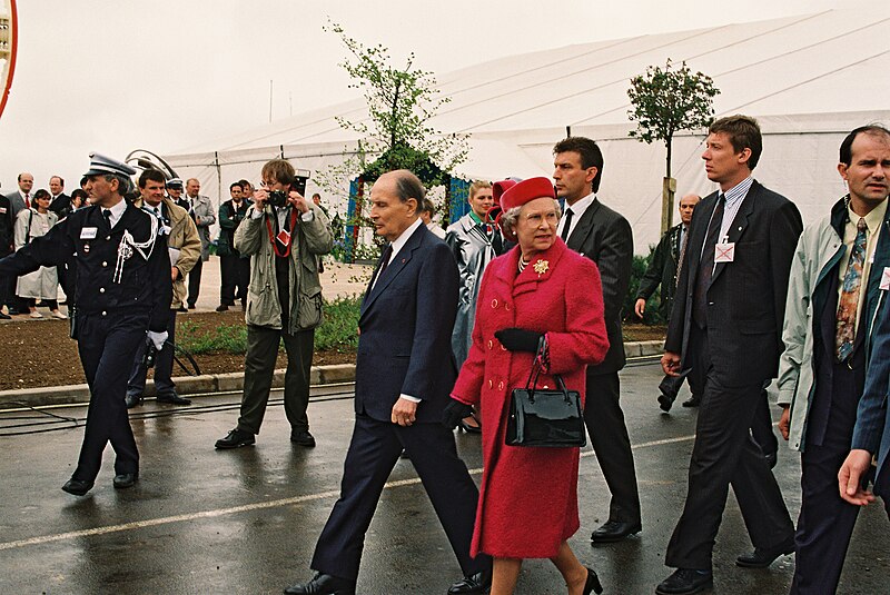 Em 6 de maio de 1994, a 100 metros debaixo da água, a Rainha Elizabeth II e François Mitterrand inauguraram o Eurotúnel, um verdadeiro feito da tecnologia marítima e da diplomacia desde os tempos de Napoleão.