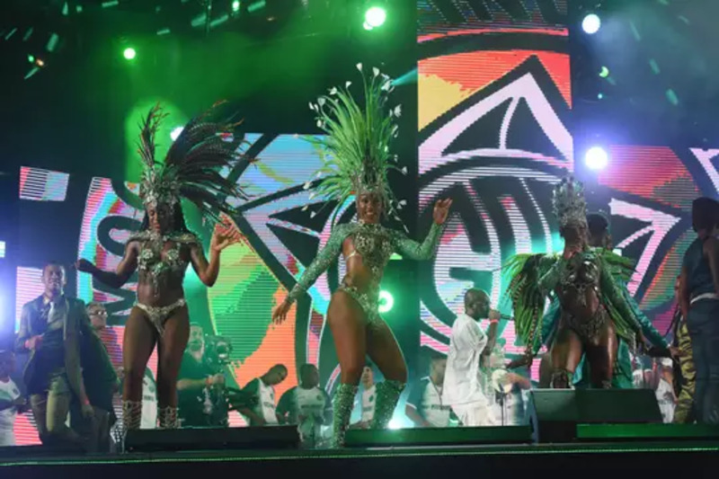 O Rio de Janeiro é a cidade do Carnaval, e as escolas de samba não podem faltar no tradicional Réveillon de Copacabana. Todo ano pelo menos uma dessas agremiações se apresentam em clima de verão e com a proximidade dos desfiles. 

-Alexandre Macieira/Riotur)