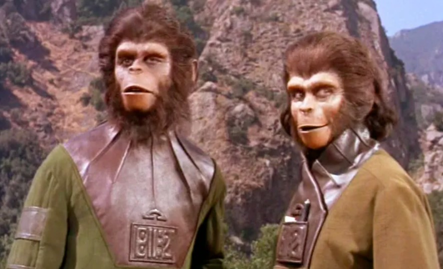 <p>Em 1968, Franklin J. Schaffner fez a primeira adaptação cinematográfica, estrelado pelo lendário Charlton Heston na pele do astronauta George Taylor. O longa recebeu três indicações ao Oscar.</p>
