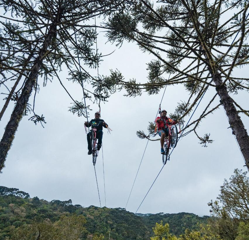 Aventura na Natureza: Visitantes percorrem tirolesa sobre bicicleta