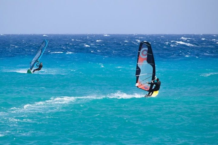 Isso torna a região um dos melhores pontos do Brasil para a prática de esportes náuticos como o kitesurf e o windsurf, especialmente durante o segundo semestre, quando os ventos sopram com maior intensidade.
