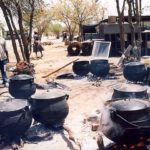 Caldeirões numa escola do Botswana - Caldeirões - Domínio Públíco/Wikimédia Commons
